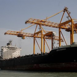دومین کشتی حامل کالاهای اساسی در بندر بوشهر پهلو می‌گیرد