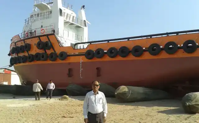 شناور یدک کش فلزی